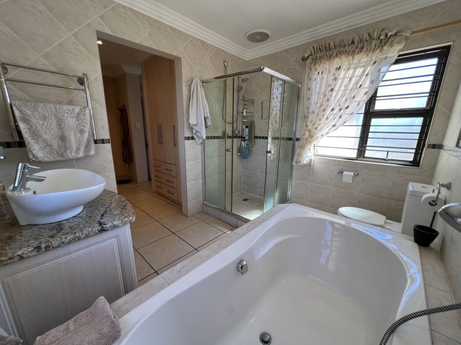 3 Bedroom Property for Sale in Wavecrest Eastern Cape